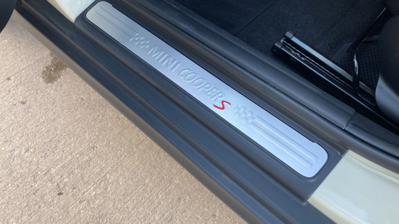 MINI Hatchback 2.0 Cooper S Exclusive II 5dr [Comfort/Nav Pack] Petrol Hatchback